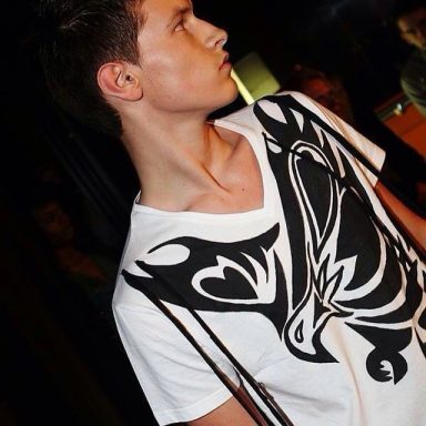 Moda Hombre Camisetas de algodón, camisas y corbatas en seda personalizadas